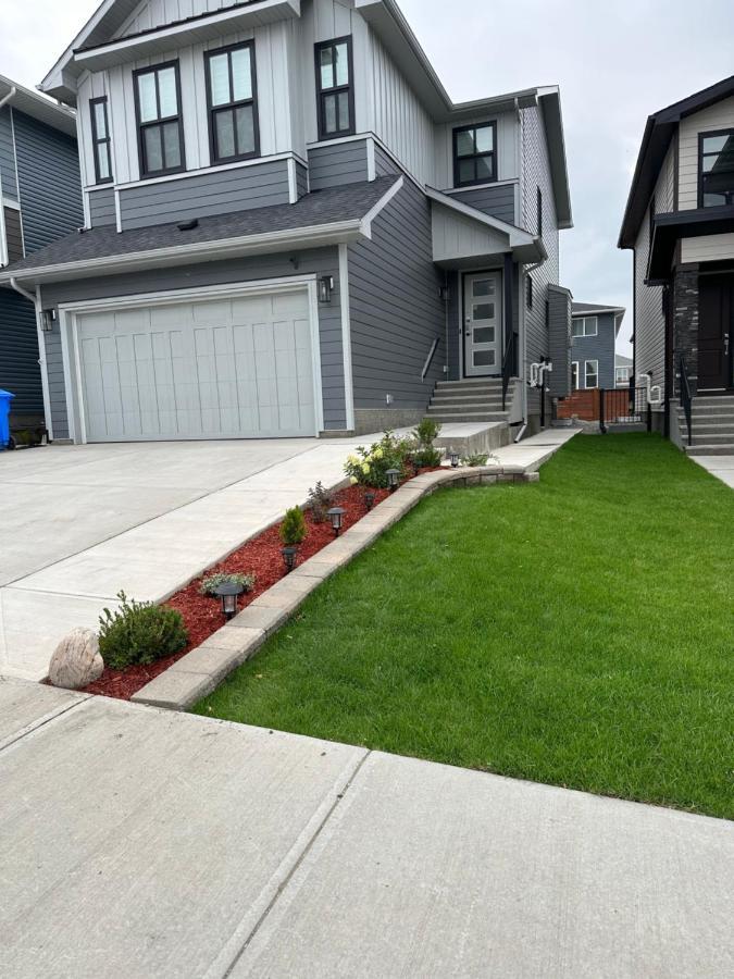 2 Bedroom 2 Washrooms Brand New Beautiful & Cozy Suite YYC Exterior foto
