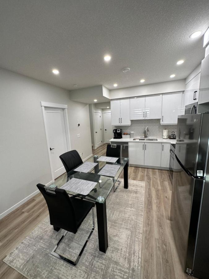 2 Bedroom 2 Washrooms Brand New Beautiful & Cozy Suite YYC Exterior foto